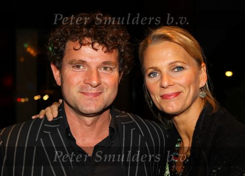 Gouda, 11 Oktober 2010
Premiere Ivo Niehe van de nieuwe theatervoorstelling van Mussen & Zwanen, LICHTJES IN JE OGEN.
Mary-Lou v Steenis met partner
Foto Peter Smulders BV