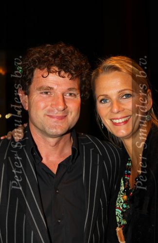 Gouda, 11 Oktober 2010
Premiere Ivo Niehe van de nieuwe theatervoorstelling van Mussen & Zwanen, LICHTJES IN JE OGEN.
Mary-Lou v Steenis met partner
Foto Peter Smulders BV