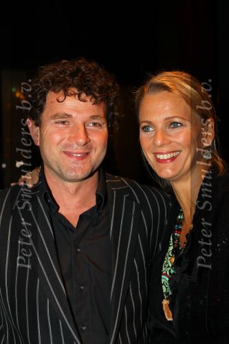Gouda, 11 Oktober 2010
Premiere Ivo Niehe van de nieuwe theatervoorstelling van Mussen & Zwanen, LICHTJES IN JE OGEN.
Mary-Lou v Steenis met partner
Foto Peter Smulders BV