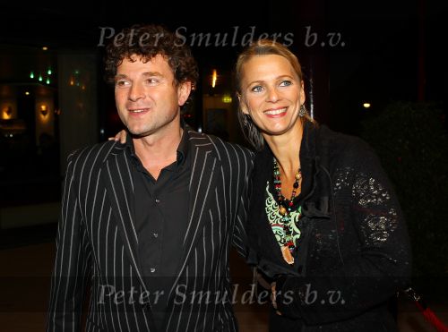 Gouda, 11 Oktober 2010
Premiere Ivo Niehe van de nieuwe theatervoorstelling van Mussen & Zwanen, LICHTJES IN JE OGEN.
Mary-Lou v Steenis met partner
Foto Peter Smulders BV