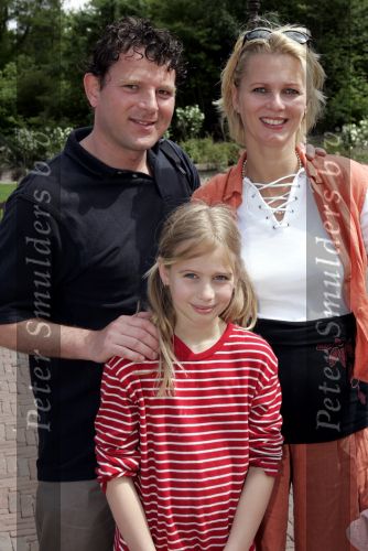 Kaatsheuvel 16 mei 2004
Bekende nederlanders in de efteling.
Marilou v Stenis zwanger met vriend en dochter
Peter Smulders bv