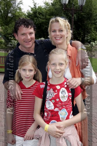 Kaatsheuvel 16 mei 2004
Bekende nederlanders in de efteling.
Marilou v Stenis zwanger met vriend en dochter
Peter Smulders bv