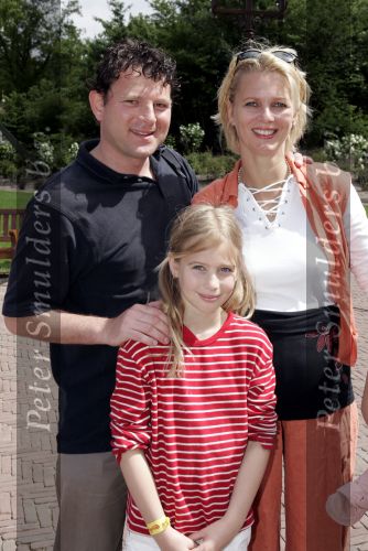 Kaatsheuvel 16 mei 2004
Bekende nederlanders in de efteling.
Marilou v Stenis zwanger met vriend en dochter
Peter Smulders bv