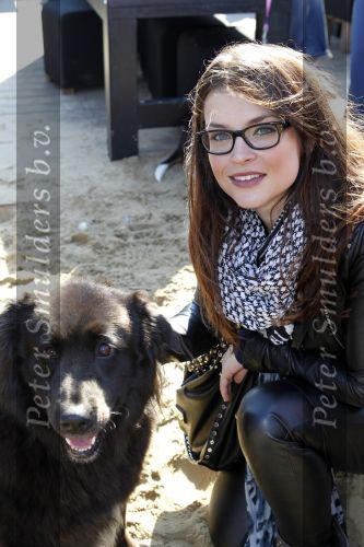 Scheveningen 3 oktober 2010
Dogwalk georganiseerd door de stichting van Bridget Maasland . Miljuschka Witzenhausen met hond
Peter Smulders bv