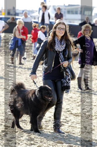 Scheveningen 3 oktober 2010
Dogwalk georganiseerd door de stichting van Bridget Maasland . Miljuschka Witzenhausen met hond
Peter Smulders bv