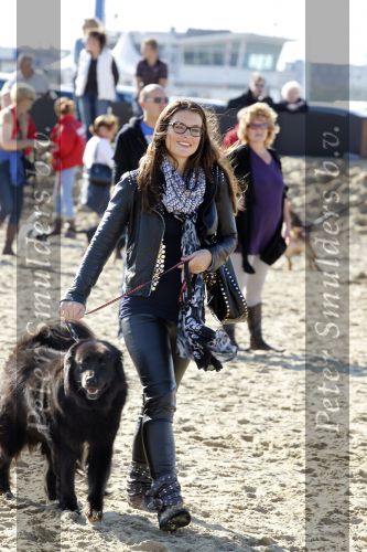 Scheveningen 3 oktober 2010
Dogwalk georganiseerd door de stichting van Bridget Maasland . Miljuschka Witzenhausen met hond
Peter Smulders bv