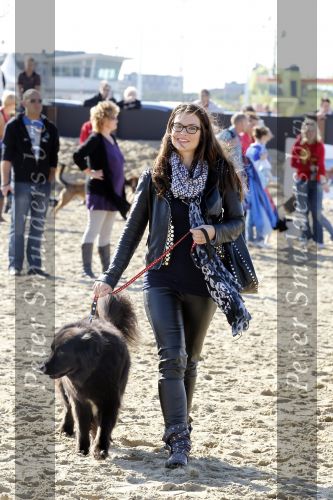 Scheveningen 3 oktober 2010
Dogwalk georganiseerd door de stichting van Bridget Maasland . Miljuschka Witzenhausen met hond
Peter Smulders bv