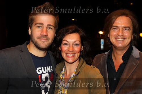 Gouda, 11 Oktober 2010
Premiere Ivo Niehe van de nieuwe theatervoorstelling van Mussen & Zwanen, LICHTJES IN JE OGEN.
Myrianne v Reeden met geheel rechts Hans Breedveld
Foto Peter Smulders BV