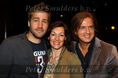 Gouda, 11 Oktober 2010
Premiere Ivo Niehe van de nieuwe theatervoorstelling van Mussen & Zwanen, LICHTJES IN JE OGEN.
Myrianne v Reeden met geheel rechts Hans Breedveld
Foto Peter Smulders BV
