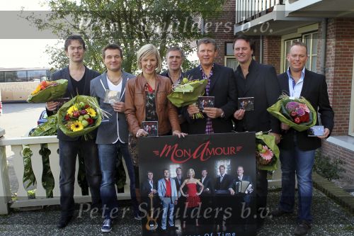 VOLENDAM 18 oktober 2010 - Uitreiking CD Mon Amour met Jack Veerman en zijn nieuwe band. FOTO PETER SMULDERS B.V.
