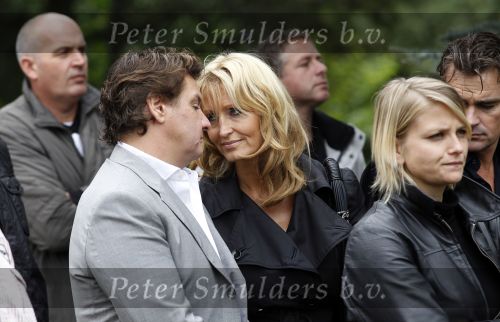 Amsterdam 14 oktober 2010
Begrafenis Marretje Heuckeroth , moeder van Gordon op de noorder begraafplaats. Rene en Natasja Froger
Peter Smulders bv