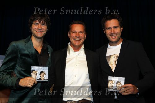 Volendam 30 september 2010
Presentatie CD ,uitreiking gouden en platina platen en presentatie strip Nick en Simon. Albert Verlinde reikt ze uit
Peter Smulders bv