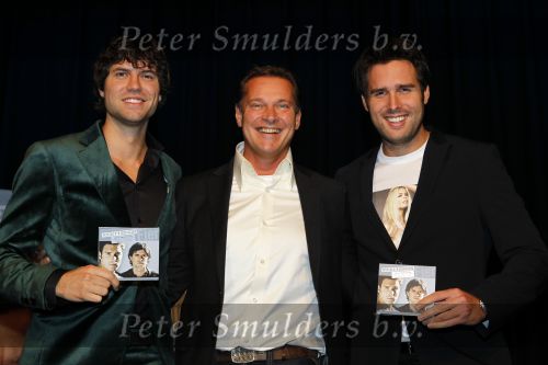 Volendam 30 september 2010
Presentatie CD ,uitreiking gouden en platina platen en presentatie strip Nick en Simon. Albert Verlinde reikt ze uit
Peter Smulders bv