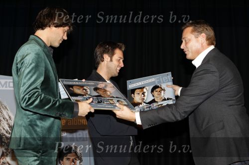 Volendam 30 september 2010
Presentatie CD ,uitreiking gouden en platina platen en presentatie strip Nick en Simon. Albert Verlinde reikt ze uit
Peter Smulders bv