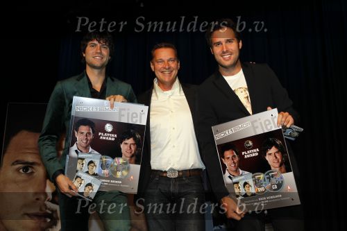 Volendam 30 september 2010
Presentatie CD ,uitreiking gouden en platina platen en presentatie strip Nick en Simon. Albert Verlinde reikt ze uit
Peter Smulders bv