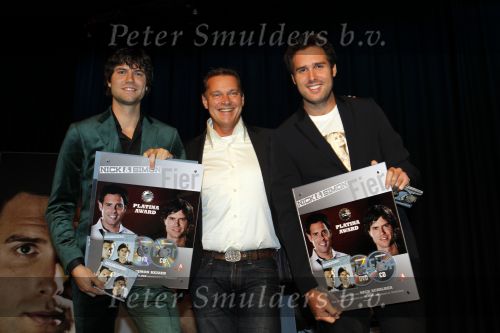 Volendam 30 september 2010
Presentatie CD ,uitreiking gouden en platina platen en presentatie strip Nick en Simon. Albert Verlinde reikt ze uit
Peter Smulders bv