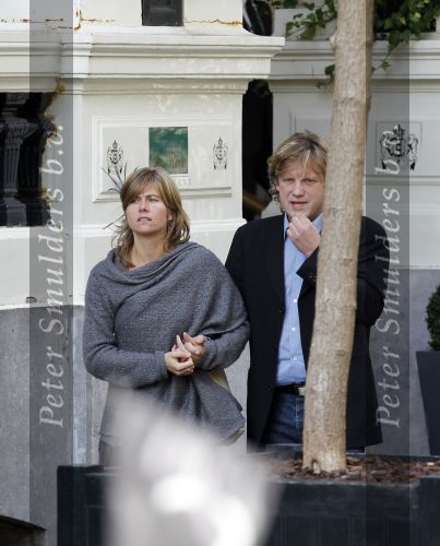 Amsterdam 12 oktober 2010
Herdenkingsdienst van Antonie Kamerling in het Amstel Hotel. De wagens van de stoet waren allemaal cadillac s. Peter Paul Muller met vrouw
Peter Smulders bv