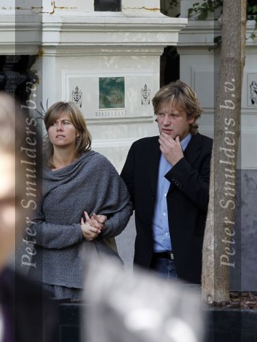 Amsterdam 12 oktober 2010
Herdenkingsdienst van Antonie Kamerling in het Amstel Hotel. De wagens van de stoet waren allemaal cadillac s. Peter Paul Muller met vrouw
Peter Smulders bv
