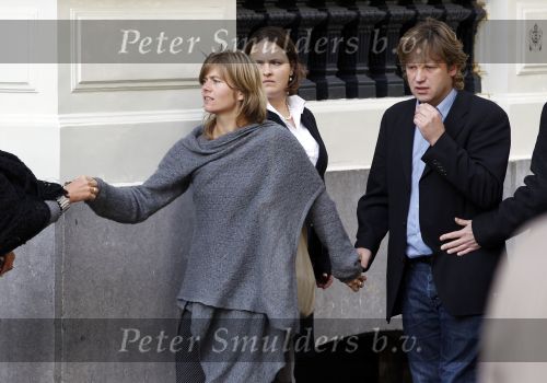 Amsterdam 12 oktober 2010
Herdenkingsdienst van Antonie Kamerling in het Amstel Hotel. De wagens van de stoet waren allemaal cadillac s. Peter Paul Muller met vrouw
Peter Smulders bv