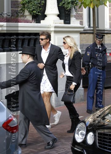 Amsterdam 12 oktober 2010
Herdenkingsdienst van Antonie Kamerling in het Amstel Hotel. De wagens van de stoet waren allemaal cadillac s. Reinout Oerlemans en Danielle Overgaag
Peter Smulders bv