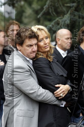 Amsterdam 14 oktober 2010
Begrafenis Marretje Heuckeroth , moeder van Gordon op de noorder begraafplaats. Rene en Natasja Froger
Peter Smulders bv