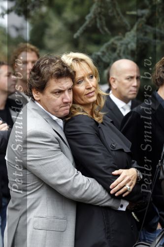 Amsterdam 14 oktober 2010
Begrafenis Marretje Heuckeroth , moeder van Gordon op de noorder begraafplaats. Rene en Natasja Froger
Peter Smulders bv