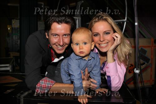 Helmond, 24 Oktober 2010
Fotosessie van de Familie Kazan
Renzo Kazan met zijn vrouw Mara Kazan en hun zoontje Kian Kazan
Foto Peter Smulders BV