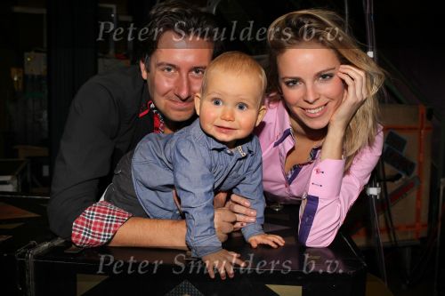 Helmond, 24 Oktober 2010
Fotosessie van de Familie Kazan
Renzo Kazan met zijn vrouw Mara Kazan en hun zoontje Kian Kazan
Foto Peter Smulders BV