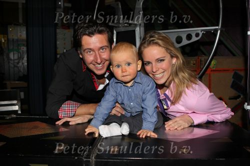 Helmond, 24 Oktober 2010
Fotosessie van de Familie Kazan
Renzo Kazan met zijn vrouw Mara Kazan en hun zoontje Kian Kazan
Foto Peter Smulders BV