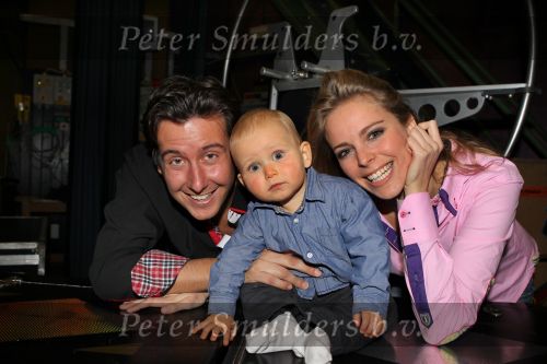 Helmond, 24 Oktober 2010
Fotosessie van de Familie Kazan
Renzo Kazan met zijn vrouw Mara Kazan en hun zoontje Kian Kazan
Foto Peter Smulders BV
