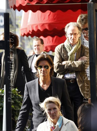 Amsterdam 12 oktober 2010
Herdenkingsdienst van Antonie Kamerling in het Amstel Hotel. De wagens van de stoet waren allemaal cadillac s. Rick en Annemarie Engelkes
Peter Smulders bv