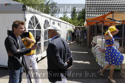 Middenmeer 16 juni 2010
Presentatie kinderboek Sonja Bakker. Ze kwam samen met haar kinderen/zoons met een helicopter aan. Rik felderhof was ook aanwezig.
Peter Smulders bv