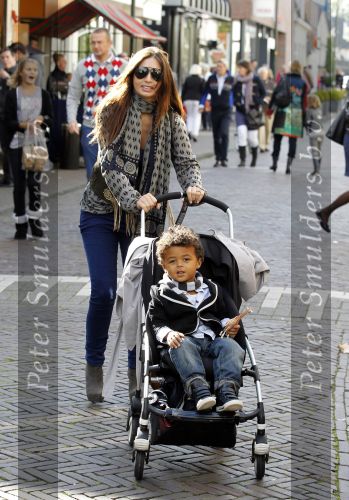 Amsterdam 26 september 2010
Rosanna Kluivert Lima en Shane aan het wandelen.
Peter Smulders bv