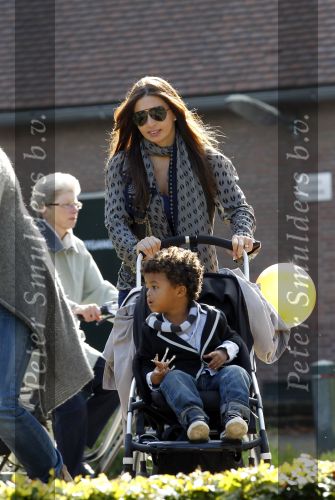 Amsterdam 26 september 2010
Rosanna Kluivert Lima en Shane aan het wandelen.
Peter Smulders bv