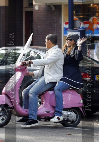 Amsterdam 29 september 2010
Shanna Breukhoven met haar vriend op vespa scooter.
Peter Smulders bv