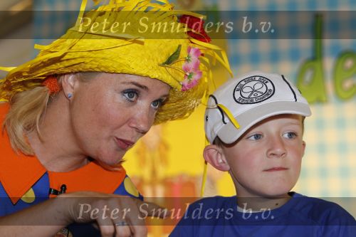 Middenmeer 16 juni 2010
Presentatie kinderboek Sonja Bakker. Ze kwam samen met haar kinderen/zoons met een helicopter aan. Rik felderhof was ook aanwezig.
Peter Smulders bv