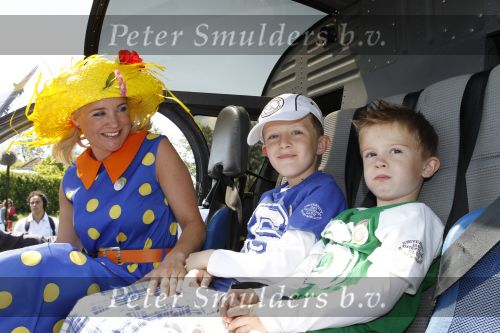 Middenmeer 16 juni 2010
Presentatie kinderboek Sonja Bakker. Ze kwam samen met haar kinderen/zoons met een helicopter aan. Rik felderhof was ook aanwezig.
Peter Smulders bv