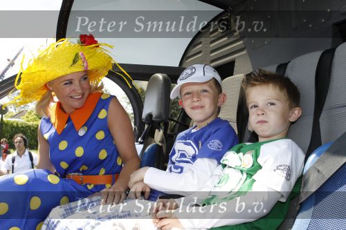 Middenmeer 16 juni 2010
Presentatie kinderboek Sonja Bakker. Ze kwam samen met haar kinderen/zoons met een helicopter aan. Rik felderhof was ook aanwezig.
Peter Smulders bv