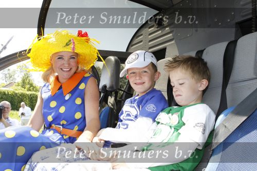 Middenmeer 16 juni 2010
Presentatie kinderboek Sonja Bakker. Ze kwam samen met haar kinderen/zoons met een helicopter aan. Rik felderhof was ook aanwezig.
Peter Smulders bv