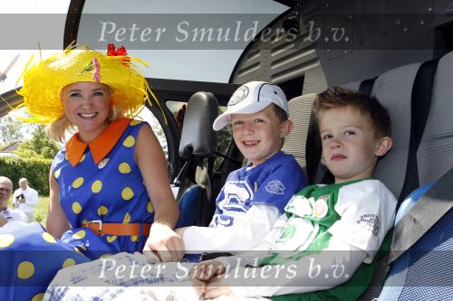 Middenmeer 16 juni 2010
Presentatie kinderboek Sonja Bakker. Ze kwam samen met haar kinderen/zoons met een helicopter aan. Rik felderhof was ook aanwezig.
Peter Smulders bv