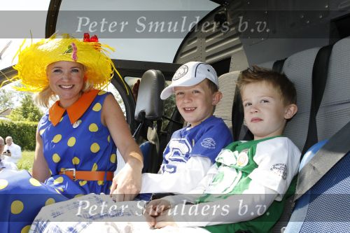 Middenmeer 16 juni 2010
Presentatie kinderboek Sonja Bakker. Ze kwam samen met haar kinderen/zoons met een helicopter aan. Rik felderhof was ook aanwezig.
Peter Smulders bv