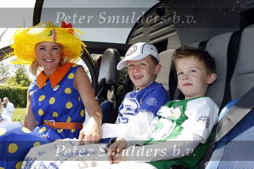 Middenmeer 16 juni 2010
Presentatie kinderboek Sonja Bakker. Ze kwam samen met haar kinderen/zoons met een helicopter aan. Rik felderhof was ook aanwezig.
Peter Smulders bv