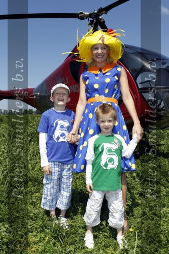 Middenmeer 16 juni 2010
Presentatie kinderboek Sonja Bakker. Ze kwam samen met haar kinderen/zoons met een helicopter aan. Rik felderhof was ook aanwezig.
Peter Smulders bv