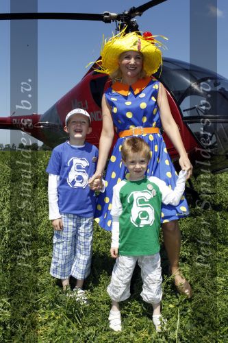 Middenmeer 16 juni 2010
Presentatie kinderboek Sonja Bakker. Ze kwam samen met haar kinderen/zoons met een helicopter aan. Rik felderhof was ook aanwezig.
Peter Smulders bv