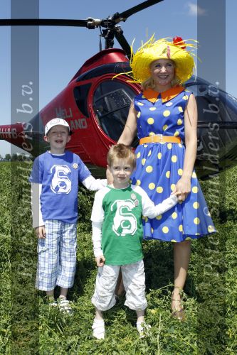 Middenmeer 16 juni 2010
Presentatie kinderboek Sonja Bakker. Ze kwam samen met haar kinderen/zoons met een helicopter aan. Rik felderhof was ook aanwezig.
Peter Smulders bv