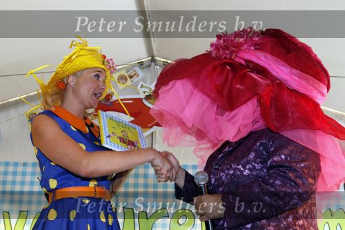 Middenmeer 16 juni 2010
Presentatie kinderboek Sonja Bakker. Ze kwam samen met haar kinderen/zoons met een helicopter aan. Rik felderhof was ook aanwezig.
Peter Smulders bv