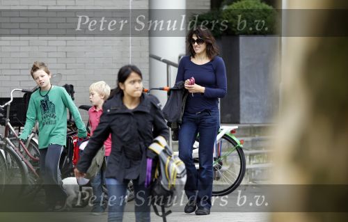 Amsterdam 5 oktober 2010
Susan Visser met kinderen op straat.
Peter Smulders bv