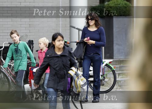 Amsterdam 5 oktober 2010
Susan Visser met kinderen op straat.
Peter Smulders bv