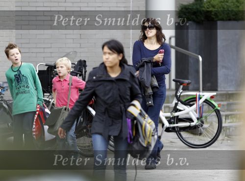 Amsterdam 5 oktober 2010
Susan Visser met kinderen op straat.
Peter Smulders bv