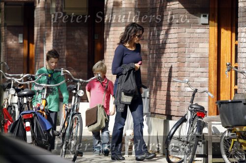Amsterdam 5 oktober 2010
Susan Visser met kinderen op straat.
Peter Smulders bv